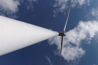 Vteřiny před smrtí. Požárem uvěznění mladíci se před koncem objali a jejich fotografie oblétla svět - Médium.cz