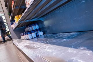 Prázdné regály v Německu. Lidé vykupují mouku, olej, těstoviny či rýži - Novinky