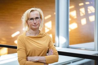 Kateřina Konečná zapaluje svíce na adventním věnci. Komunisté přitom chtěli Vánoce zrušit - Médium.cz