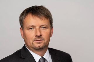 Vláda si nezaslouží bezmeznou důvěru, říká poslanec za STAN Kuchař, který odešel při hlasování