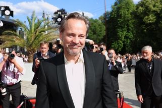 Cigareta, ze které už Bartoška nepotáhne. Vary začaly hořkosladce - Seznam Zprávy