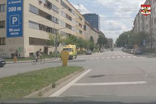 Cyklista bez helmy a se sluchátky v uších vjel v Brně do cesty houkající sanitce, zachytila to kamera - Novinky