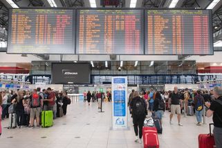 Pětaosmdesátiletou Rusku nepustili z pražského letiště do Mariánských Lázní - Novinky