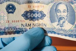 Vietnamka zapomněla ve vlaku kabelku naditou penězi, zachránil ji poctivý železničář - Novinky