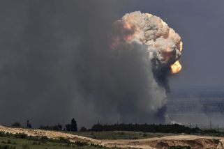 Zasažený muniční sklad na Krymu už druhý den vybuchuje. Satelitní snímky ukázaly exploze - Novinky