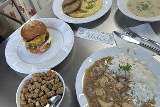 Bufet v Kozí ulici: Na dršťkovku za 48 korun tam chodí cizinci i manažeři