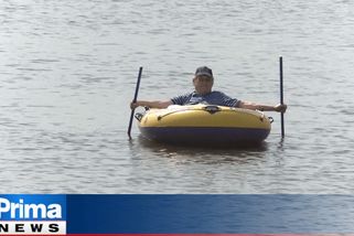 Zeman ve žlutém člunu opět vyplul na rybník. Ruce zatím celkem fungují, hlásí z dovolené