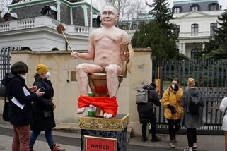 Zabiják, zloděj a diktátor. Aktivisté umístili nahého Putina na zlatý záchod před ambasádu v Praze