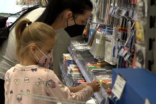 Vybavit děti do školy vyjde na tisíce, některým rodičům může pomoci stát - Novinky