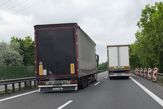 Policie tvrdě pokutuje zákaz předjíždění kamionů na D1, od ledna vybrala již skoro milion - Garáž.cz