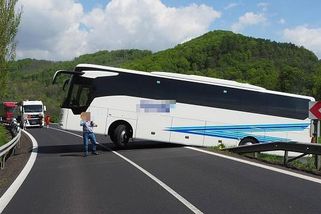 Na Karlovarsku havaroval autobus. Při pokusu o otočení uvízl napříč silnicí