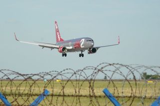 Třese se celý dům, trápí Pražany letadla. Ruzyně jim slibuje miliony - Seznam Zprávy