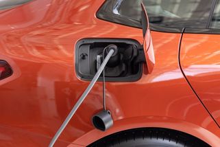 Němec spotřeboval ve firmě energii za 40 eurocentů na dobití auta. Dostal okamžitě padáka - Novinky