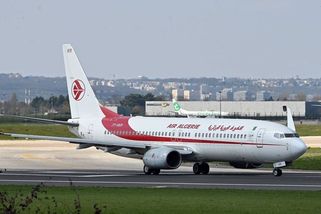 Muž přežil let v podvozku letadla z Alžírska do Paříže. Je v kritickém stavu - Novinky