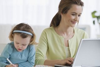 Zákoník umožní pozvolný návrat do práce při rodičovské - Novinky