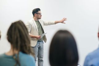 Prodavačka v supermarketu dnes bere i víc než učitel bez praxe - Médium.cz