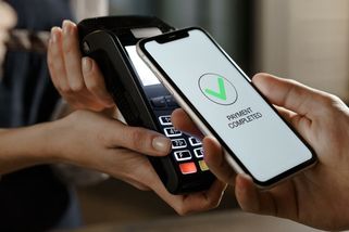 Platby: 59 % nákupů platí Češi kartou, mobilem nebo hodinkami