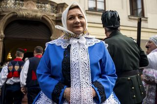 Poslanci se převlékli do krojů - Novinky