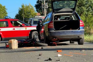 Chlapec na motorce u Prahy předjížděl autobus a čelně narazil do auta - Novinky