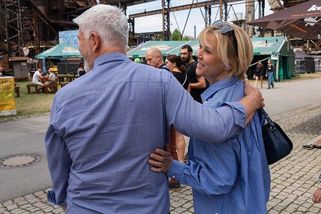 Prezident Petr Pavel s první dámou Evou jako dokonalý pár: Manželé se stylově sladili a vyrazili na hudební festival - Super.cz