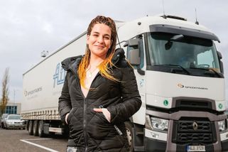 Kamioňačka Radka Balousová: Řídí bosa a za volantem se cítí jako v pokojíčku - Novinky