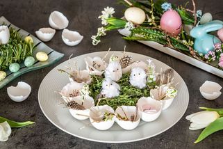 Velikonoční výzdoba na stůl za pár minut: věnec ze skořápek, zápichy z vajíček i jarní svícen - Proženy.cz