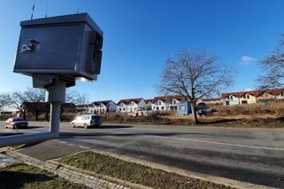 Pokuta za 53 km/h na padesátce. Radar v malé české obci tvrdě trestá příliš rychlé řidiče