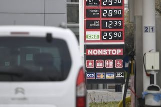 Dnes benzin výrazně zlevní. O kolik to bude a jak dlouho to vydrží?