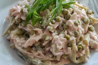 Retro pochoutkový salát, který je lepší než ty podle norem ČSN ze starých časů! Z té chuti se doslova zblázníte radostí