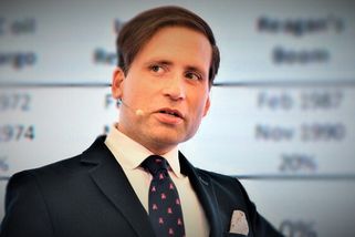 Ekonom Kovanda ukázal časovou osu, kam až jsme se zadlužili. Kalousek varuje před mírou podlézání voličským očekáváním