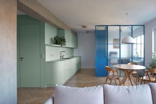 Panelákový byt v Holešovicích hraje třemi barvami: modrou, zelenou a růžovou - Novinky