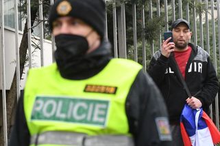 Známé dezinformátory zatkla policie. Vyzývali k odporu proti Ukrajincům - Seznam Zprávy