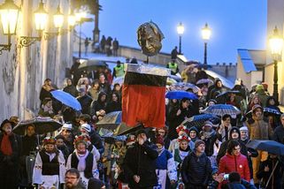 Průvod v Praze vynesl Moranu v podobě Zemana. Končící prezident skončil ve Vltavě
