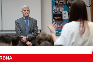 FOTO: Turnaj v přehazované a debata na tělo. Prezident Pavel se vrátil do školy