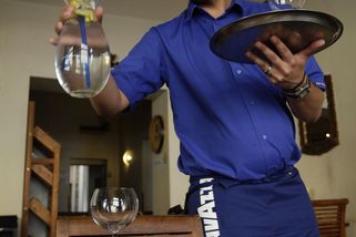 Kandidát Spolu láká voliče na kohoutkovou vodu zdarma. Je to bizár, soudí hospodští