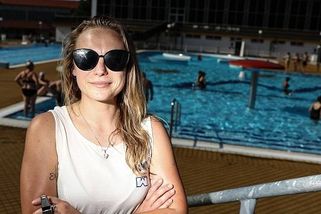 Dámy bez horního dílu plavek do bazénu nesmí, říká kutnohorská plavčice