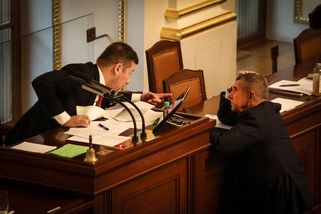 ŽIVĚ: Poslanci rozhodnou o Babišově a Okamurově vy...