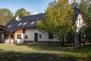 Dumazahrada | Dům v Beskydech starý přes dvě století dostal díky dřevu, kameni a špičkovému designu novou tvář