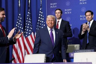 Trump oznámil zvýšení desetiprocentního globálního cla na 15 procent - Seznam Zprávy