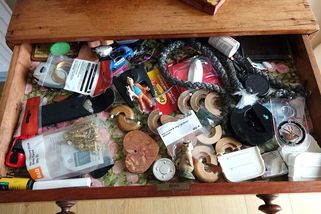 Také máte svůj chaotický šuplík? Co s věcmi, o kterých nikdo neví, kam s nimi: Očima padesátky - Proženy.cz