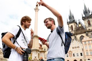 "Kluci z Prahy" čelí žalobě kvůli své reportáži o turistických pastích v metropoli