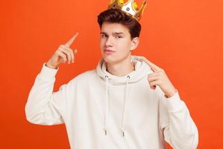 Ženy patří do kuchyně a mají se smát našim vtipům! Proč mladým mužům vadí feminismus