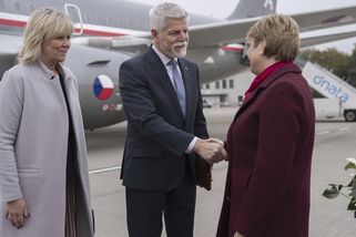 Prezidentský pár to za návštěvu Švýcarska schytal: Padla slova o narozeninách první dámy i jejím novém kabátu - Super.cz