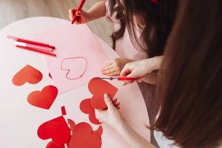 „Jste tu vítáni!“ Pětileté děti v Birminghamu psaly přání migrantům. Školy se prý mění v „propagandistická centra“ - Echo24.cz