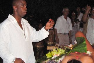 Diddy „večeří“ z těla nahé dívky na divokém večírku s mnoha VIP: Fotky, které zatčenému rapperovi jistě nepomohou - Super.cz