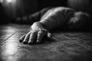 „Už nikdy ho tam nedám.“ Po roce a půl přivezla tátu z nemocnice. Za pár hodin volala sanitku znovu