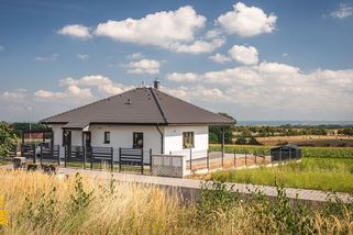 Učitelé toužili po domku na důchod. Po 20 letech v paneláku si svůj sen splnili - Novinky