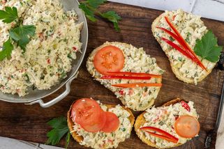 Salámová rychlá pomazánka je retro dobrota, která je oblíbená i dnes | Toprecepty