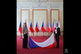 Pěkně jsme to schytaly. Babišovy spolupracovnice zveřejnily kvůli vlajce kajícné video - Novinky