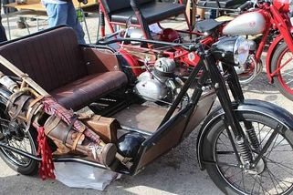 Z motorek ČZ vznikaly tříkolky po invalidy. Na rozdíl od Velorexů neměly střechu